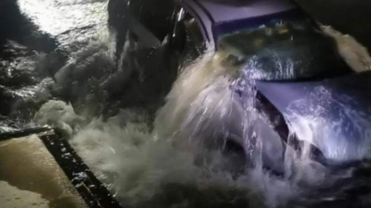 CArro bajo el agua zihuatanejo